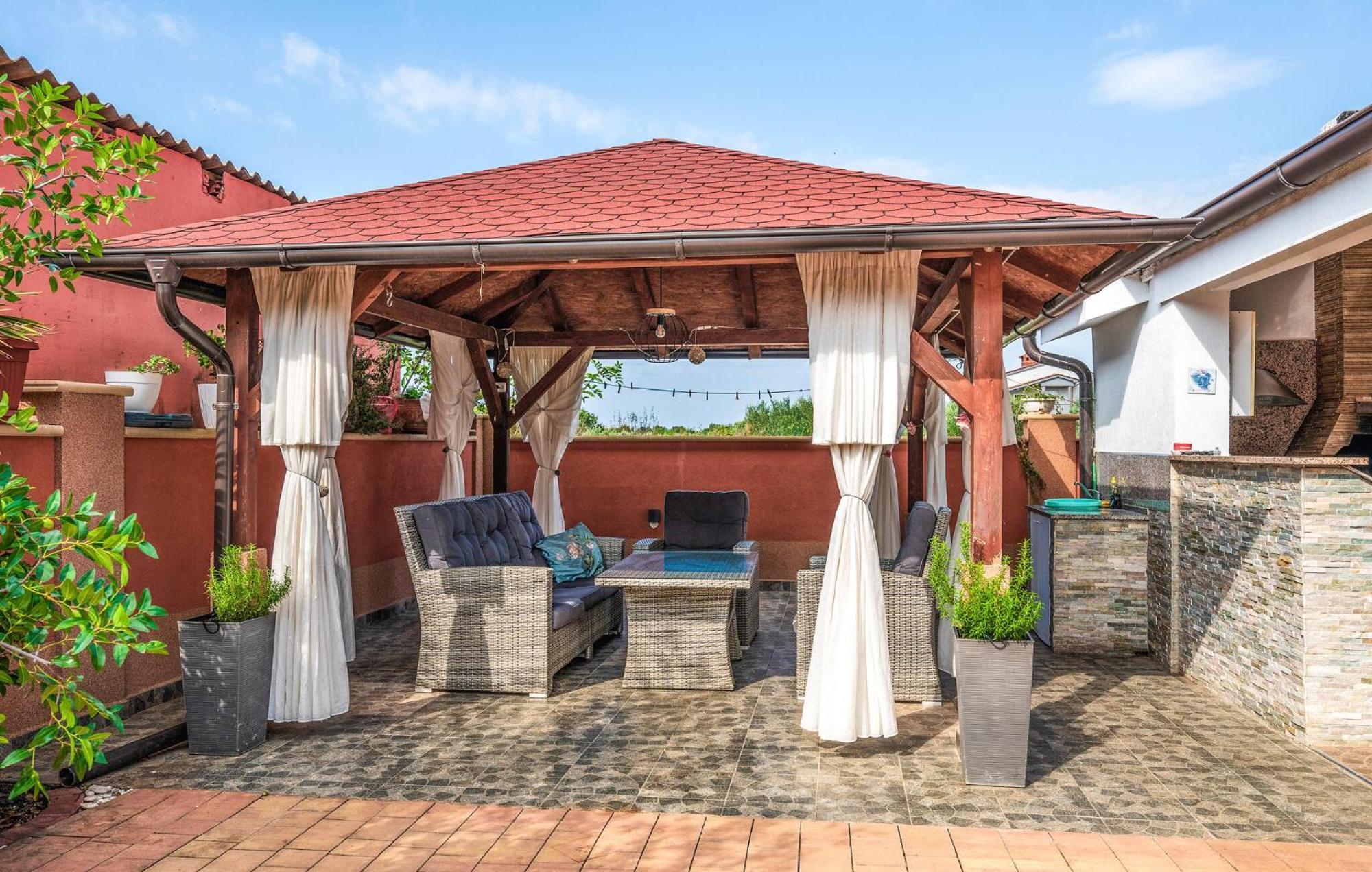 3 Bedroom Beautiful In Holiday home Pula