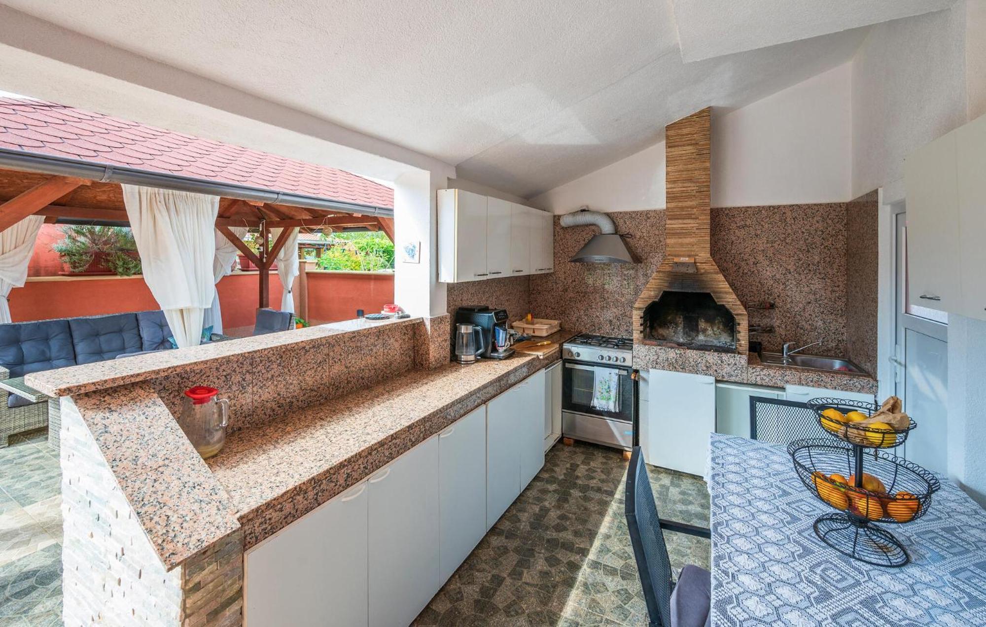 3 Bedroom Beautiful In Holiday home Pula